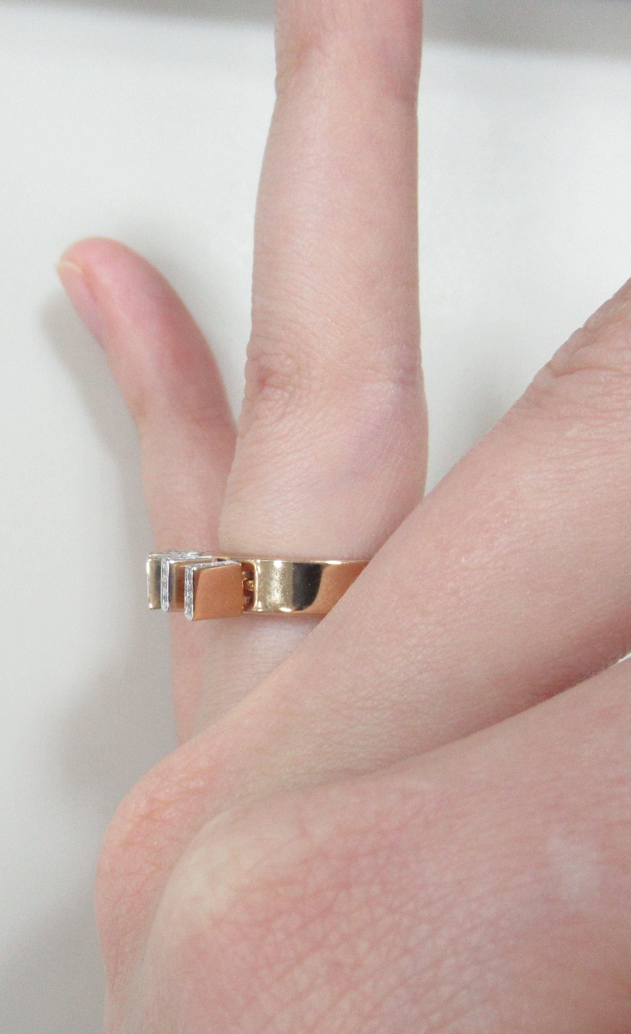 Кольцо из золота с фианитами